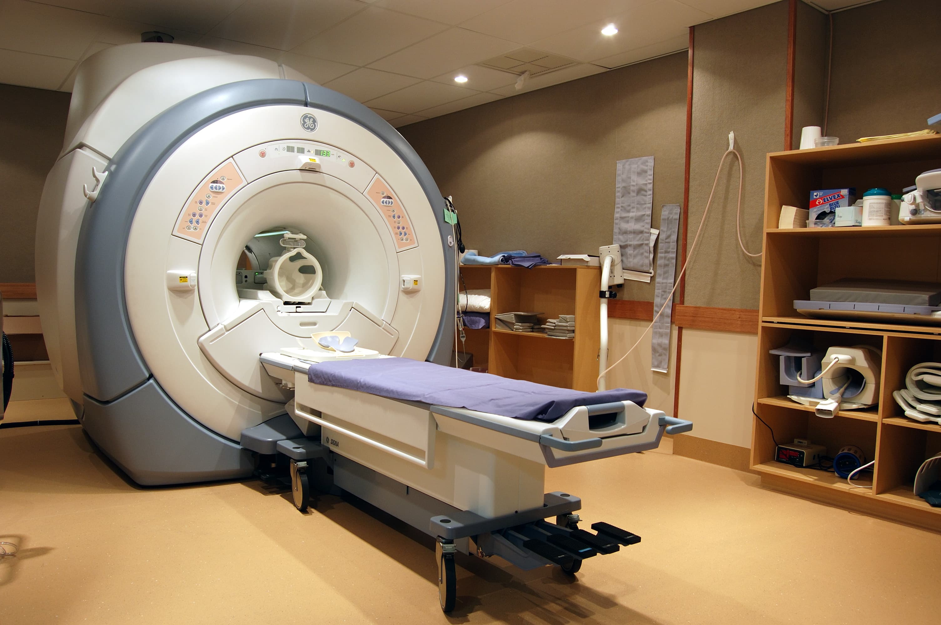 Magnetic resonance imaging (MRI)